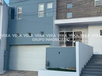 Casa · 250m² · 4 Recámaras · 2 Estacionamientos · Casa en Las Fuentes
