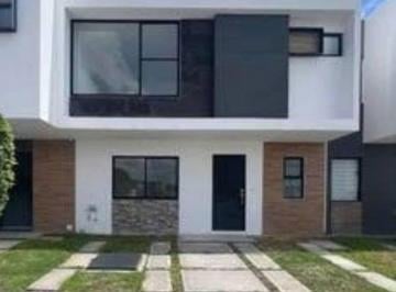 Casa · 120m² · 3 Recámaras · 2 Estacionamientos · Casa en Renta