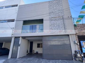 Casa · 209m² · 3 Recámaras · 2 Estacionamientos · Casa en Venta en San Pedro Garza García