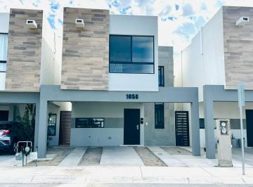 Casa · 3 Recámaras · 2 Estacionamientos · Casa en Juárez