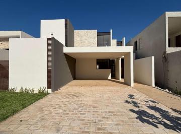 Casa · 306m² · 4 Recámaras · 4 Estacionamientos · Casa en Venta Residencial Parque Natura, Merida, Yucatan