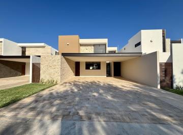 Casa · 326m² · 4 Recámaras · 6 Estacionamientos · Casa en Venta Privada Parque Natura, Merida, Yucatan