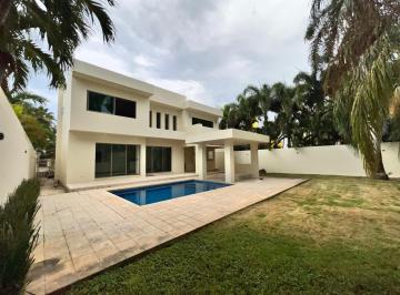 Casa · 600m² · 3 Recámaras · 2 Estacionamientos · Vive La Privacidad y El Confort en Villa Magna – Residencia de 3 Recámaras, 3 Baños. con Alberca