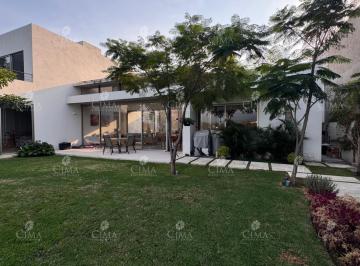 Casa · 250m² · 2 Recámaras · 2 Estacionamientos · Casa Minimalista con Vista a Los Volcanes en Hacienda Tetela - V382