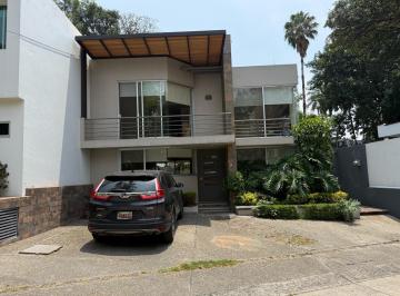 Casa · 313m² · 3 Recámaras · 3 Estacionamientos · Casa en Venta en Fraccionamiento con Alberca y Vigilancia en Analco, Cuernavaca