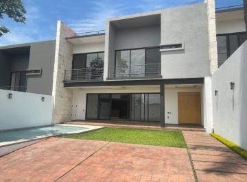 Casa · 374m² · 3 Recámaras · 2 Estacionamientos · Casa en Privada en Delicias, Cuernavaca, Morelos.