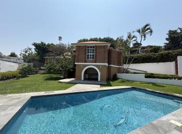 Casa · 350m² · 4 Recámaras · 2 Estacionamientos · Casa en Venta en Lomas de Cuernavaca, Temixco | Privada con Vigilancia