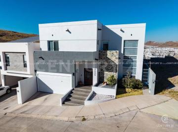 Casa · 330m² · 3 Recámaras · 4 Estacionamientos · Casa en Venta en Fraccionamiento Asturias Residencial en Chihuahua, Chih.