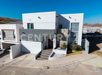 Casa · 330m² · 3 Recámaras · 4 Estacionamientos · Casa en Venta en Fraccionamiento Asturias Residencial en Chihuahua, Chih.
