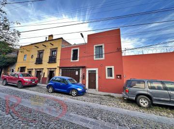 Casa de 6 habitaciones, San Miguel de Allende · Casa en Venta Ubicada en 28 de Abril Norte, con Departamento Independiente en Zona Centro