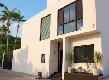 Casa de 4 habitaciones, Cuernavaca · En Venta Bonita Casa en Privada con Vigilancia