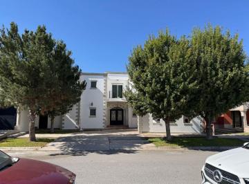 Casa de 4 habitaciones, Saltillo · Casa con 600 m² de Terreno y 4 Recámaras en Renta, Opcion de Rentar Amublada. San Patricio Plus