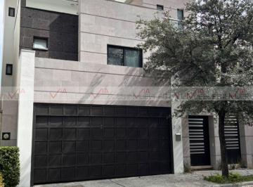 Casa · 460m² · 4 Recámaras · 2 Estacionamientos · Casa en Venta en Monterrey