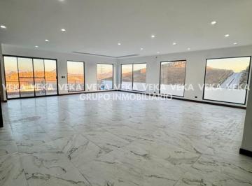 Casa · 300m² · 4 Recámaras · 8 Estacionamientos · Casa en Venta en Altozano