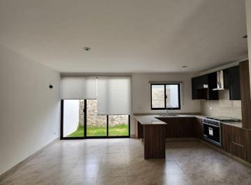 Casa de 3 habitaciones, León · Casa en Renta en Lombardia Casa Nueva Alberca