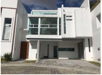 Casa en condominio · 240m² · 3 Recámaras · 2 Estacionamientos · Casa en Venta en Parque Habana Lomas de Angelópolis Zona Azul
