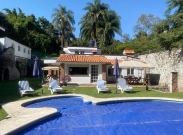Casa · 420m² · 9 Recámaras · 6 Estacionamientos · Casa en Lomas de Cortes