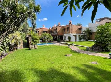 Casa de 4 habitaciones, Cuernavaca · Espectacular Residencia en Venta con Alberca y Gran Jardin