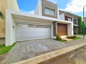 Casa · 200m² · 3 Recámaras · 2 Estacionamientos · Casa en Fraccionamiento Lomas del Mar