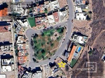 Terreno / Lote · 704m² · Terreno en Venta en Bosques del San Francisco Frente a Parque