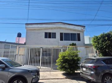 Casa · 291m² · 5 Recámaras · 2 Estacionamientos · Casa en Venta Excelente Ubicación Camino Real
