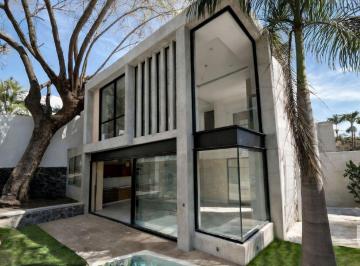 Casa · 214m² · 3 Recámaras · 2 Estacionamientos · Casa con Jacuzzi en Colonia Luis Spota Cuernavaca