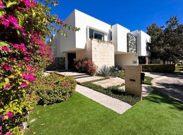 Casa · 560m² · 5 Recámaras · 4 Estacionamientos · Residencia en Venta en Valle Real Dentro de Coto