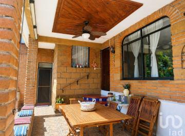 Casa · 150m² · 4 Recámaras · 2 Estacionamientos · Venta de Casa en Cuernavaca, Morelos, en Condominio con Vigilancia