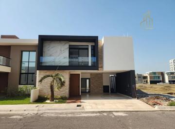 Casa · 332m² · 4 Recámaras · 2 Estacionamientos · Venta de Casa en Playas del Conchal con Alberca y Jardin