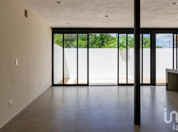 Casa · 150m² · 3 Recámaras · 2 Estacionamientos · Casa en Venta Chichi Suarez, Merida, Yucatan