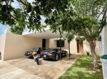 Casa · 260m² · 3 Recámaras · 2 Estacionamientos · Hermosa Casa en Cholul de 3 Recámaras y Alberca Privada