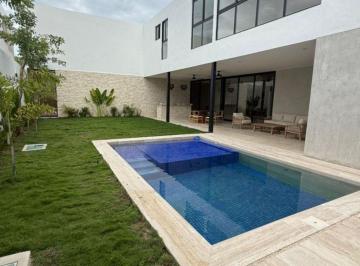 Casa de 4 habitaciones, Mérida · Casa con Alberca Privada y Family Room, en Venta, Zona Norte, Mérida