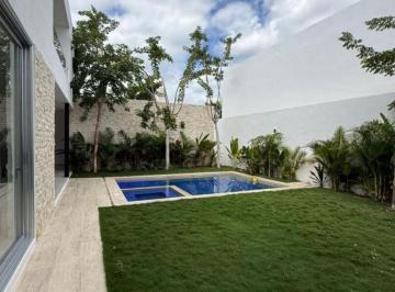 Casa de 4 habitaciones, Mérida · Casa con Alberca Privada, Cava y Jardín, en Venta, Zona Norte, Mérida