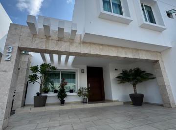 Casa · 271m² · 4 Recámaras · 2 Estacionamientos · Calle en Venta en Av Eje Federalismo