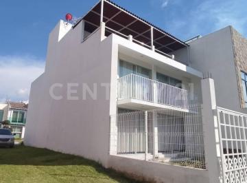 Casa · 250m² · 4 Recámaras · 5 Estacionamientos · Venta de Casa en Puebla, Fracc. Cerca de Galerias Serdan con 4 Recamaras.