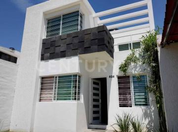 Casa · 113m² · 3 Recámaras · 1 Estacionamiento · Se Vende Casa Fraccionamiento Santa Sofia, Villa de Alvarez, Col.