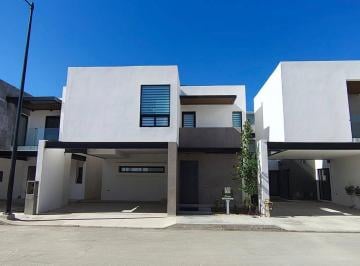 Casa · 240m² · 3 Recámaras · 2 Estacionamientos · Casa en Fraccionamiento Privado Cerca de Téc Milenio