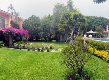 Casa de 4 habitaciones, Jiutepec · Zona Sumiya Casa en Venta Amueblada, 4 Recámaras, Una en Planta Baja, Jacuzzi, Jardín Privado