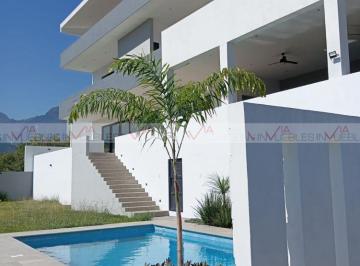 Casa · 1100m² · 5 Recámaras · 4 Estacionamientos · Casa en Venta en Sierra Alta
