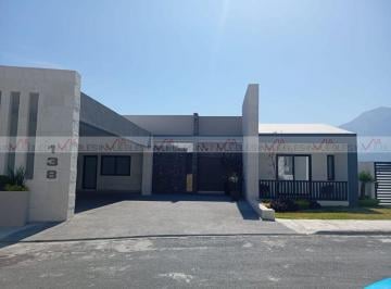 Casa · 1100m² · 5 Recámaras · 4 Estacionamientos · Casa en Venta en Sierra Alta