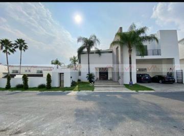 Casa · 550m² · 4 Recámaras · 4 Estacionamientos · Casa en Venta en Monterrey