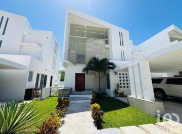 Casa · 350m² · 4 Recámaras · 4 Estacionamientos · Venta de Casa en Lujoso Residencial con Campo de Golf en Cancun