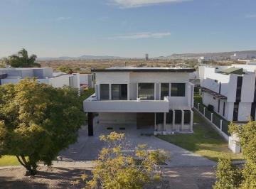 Casa · 516m² · 4 Recámaras · 4 Estacionamientos · Casa en Venta en El Campanario, Querétaro.