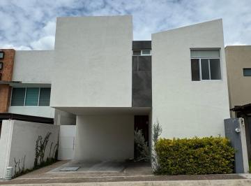 Casa · 230m² · 3 Recámaras · 2 Estacionamientos · Casa en Venta con Iluminación Natural y Entorno Arbolado en Tres Arroyos Aguascalientes