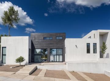 Casa · 130m² · 2 Recámaras · 3 Estacionamientos · Casa en Venta en Real de Juriquilla, Una Planta, Diseño de Autor, 280 m² Terreno