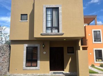 Casa · 150m² · 3 Recámaras · 2 Estacionamientos · Casa en Privada con Campo de Golf de 9 Hoyos
