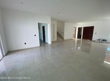 Casa · 360m² · 3 Recámaras · 2 Estacionamientos · Cumbres del Lago Casa de 3 Recamaras en Venta Rah3736