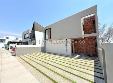 Casa · 237m² · 4 Recámaras · 1 Estacionamiento · Lomas de Juriquilla Casa de 4 Recamaras en Venta Rah1228