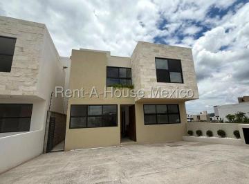 Casa · 237m² · 5 Recámaras · 3 Estacionamientos · Juriquilla Casa de Dos Niveles en Venta Rah3598