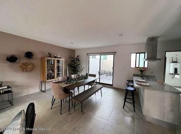 Casa · 151m² · 3 Recámaras · 2 Estacionamientos · La Vista Casa de Dos Niveles en Venta Rah673